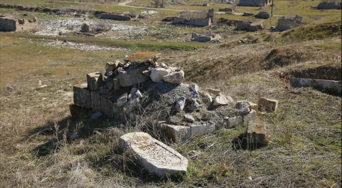 Dağlık Karabağ'da Ermeni güçlerin vahşetinin tanığı yıkılan mezarlıklar!