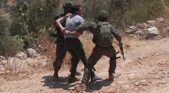 İsrail güçleri Batı Şeria'da 12 Filistinliyi gözaltına aldı!