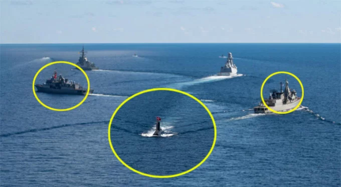Bayraklara dikkat! Türk ve Yunan savaş gemileri aynı anda...