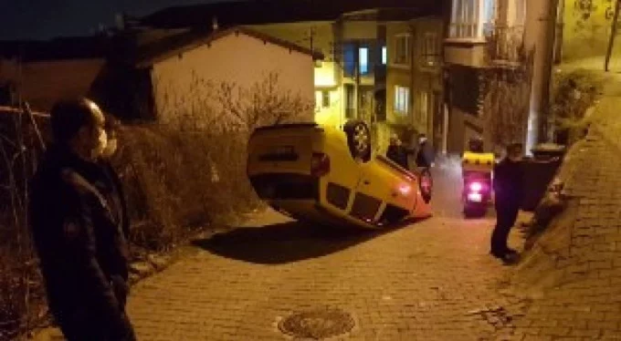 Bursa'da taksi kazası! Yokuştan inerken takla attı