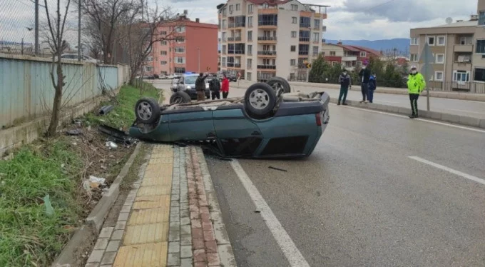 Bursa'da korkutan kaza! Otomobil istinat duvarına çarptı