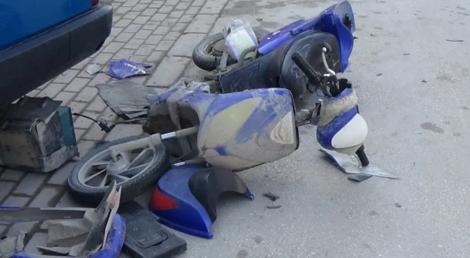 Paramparça oldu: Bursa'da otomobil ile elektrikli bisiklet böyle çarpıştı!