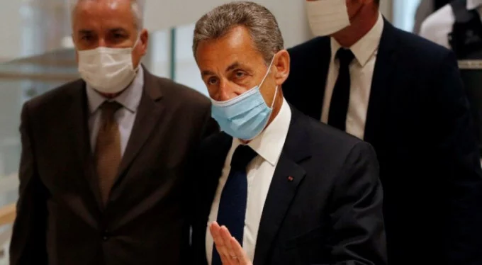 Sarkozy'e yolsuzluktan hapis cezası