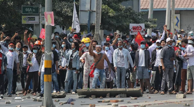 Myanmar'da ölen göstericilerin sayısı 33'e yükseldi!