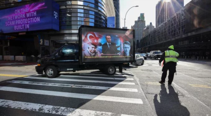'Stop Erdogan' reklamına karşı hamle: Times Meydanı'nda dolaştırıldı