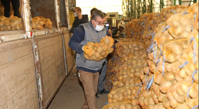 Mudanya Belediyesi'nden ihtiyaç sahiplerine 80 ton patates!