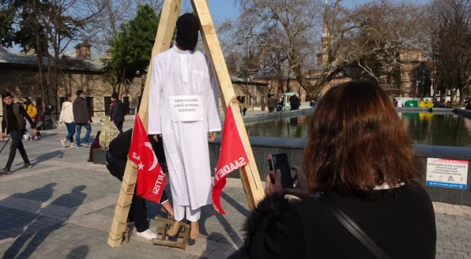 Bursa'da eylem! Darağacı kurup, kadın katilini idam ettiler