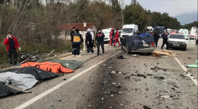 Muğla'da tırla otomobil çarpıştı: 5 ölü!