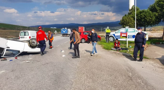 Balıkesir-Bursa&nbsp;yolunda korkutan kaza! Araç takla attı