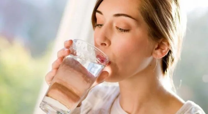 Yemekte su içmenin vücutta yaratabileceği 5 şaşırtıcı sorun!