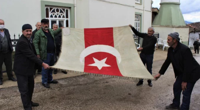 Bursa'da dedelerinden kalan 300 yıllık bayrağa gözleri gibi bakıyorlar