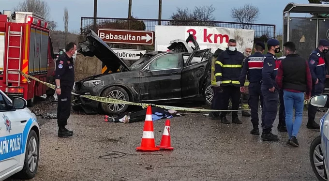 Bursa'da ölümlü kaza! Fabrika duvarına çarpan araç hurdaya döndü