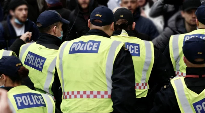 İngiltere'nin Bristol kentinde eylemciler polis karakoluna saldırdı!