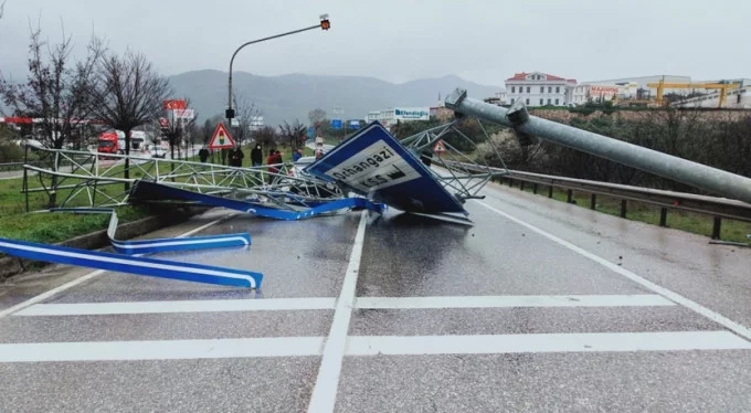Bursa-Yalova yolunda korkutan kaza! Tır tabelaları uçurdu, trafik durdu