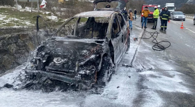 Yalova-Bursa yolunda otomobil alev alev yandı