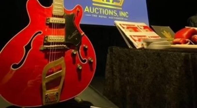 Elvis Presley'in gitarı rekor fiyata satıldı