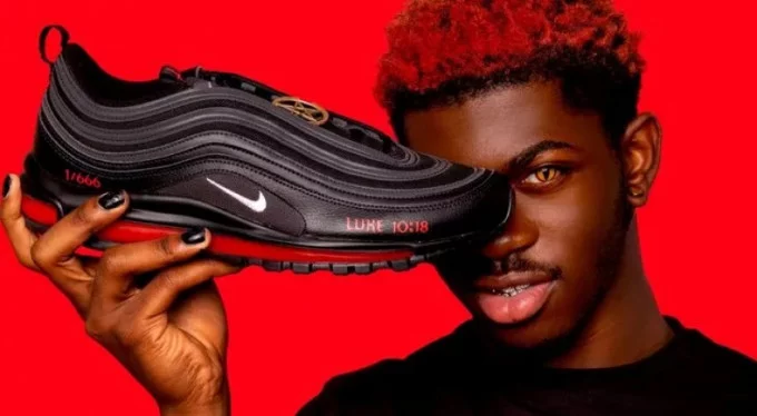 Nike, içinde insan kanı bulunan ayakkabılar için üreticisini dava etti!