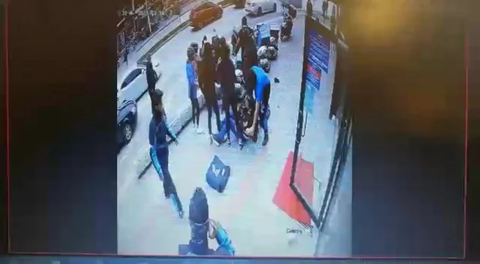 Bursa'da ünlü pizzacının önünde şok! Eski iş yerinde bacağından bıçakladı