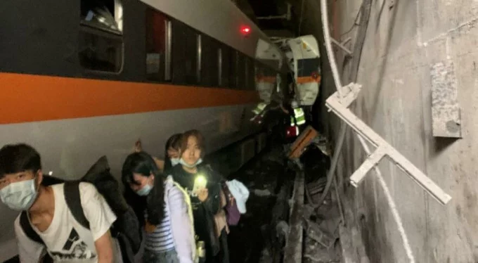 Kamyona çarpan tren raydan çıktı: En az 36 ölü