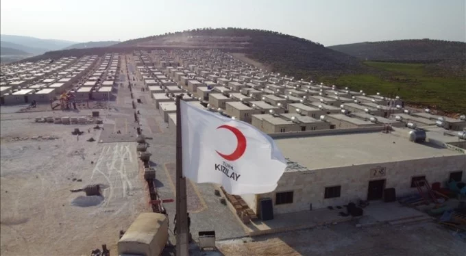 Türk Kızılay, İdlib'de inşasını tamamladığı briket evlere aileleri yerleştiriyor!