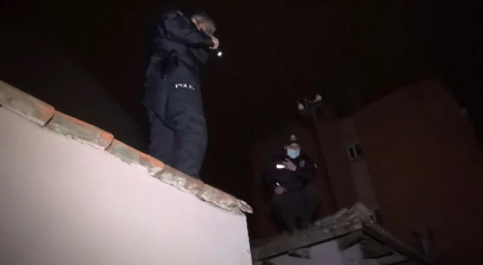 Bursa'da hareketli dakikalar... Polisi görünce çatıya atıp kaçtılar
