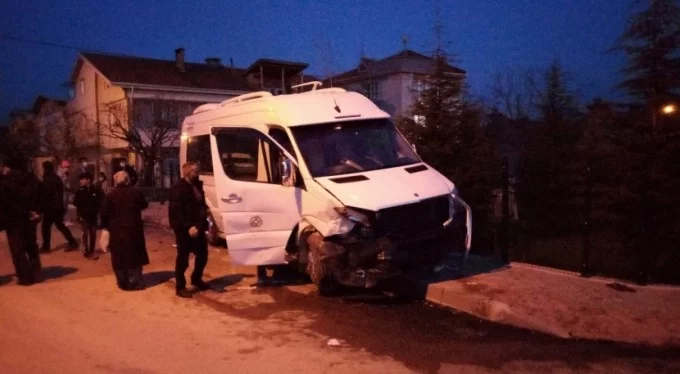 Bursa'da servis midibüsü ile otomobil çarpıştı! Yaralılar var