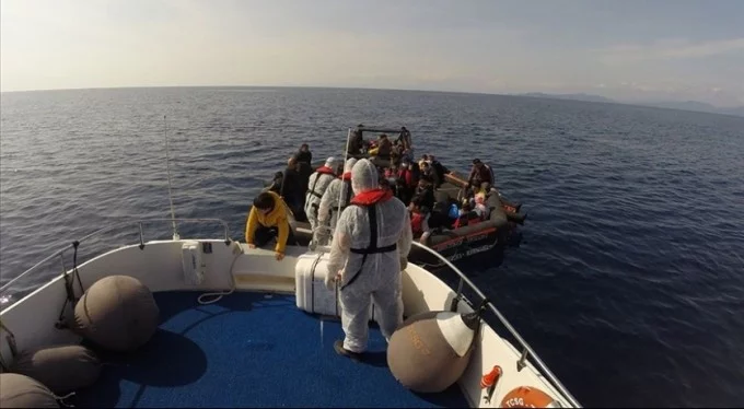 İzmir açıklarında Türk kara sularına itilen 59 sığınmacı kurtarıldı!