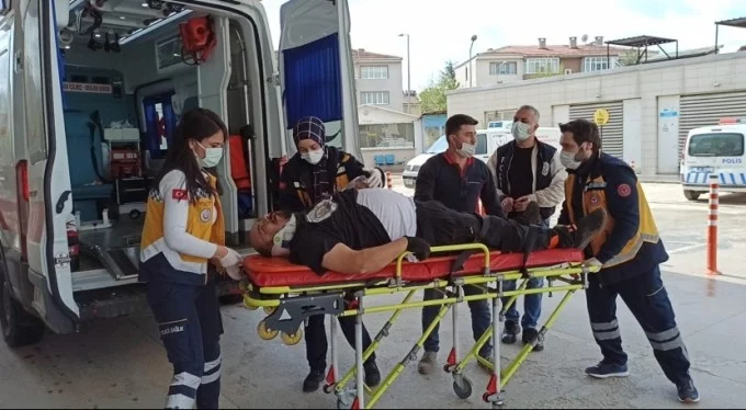 Bursa'da üzücü kaza! Taşıdığı malzemelerin altında kalan işçi yaralandı!