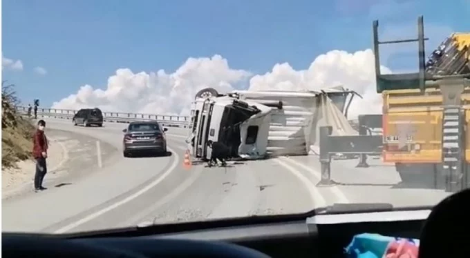 Korkutan kaza! Bursa'da virajı alamayan kamyon devrildi!