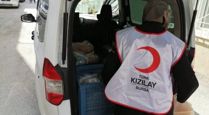Kızılay, Bursa'da 20 bin kişilik iftar yemeği dağıttı