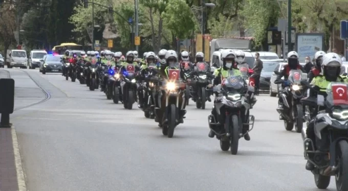 Bursa'da motosikletli ekipler, bu defa çocuklar için turladı
