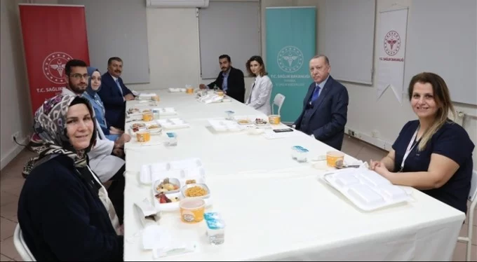 Cumhurbaşkanı Erdoğan sağlık çalışanlarıyla iftar yaptı!