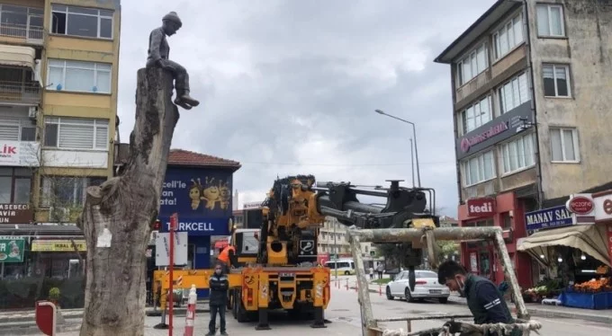 Bursa'da ağacın üstündeki Keloğlan heykeli ilgi çekti!