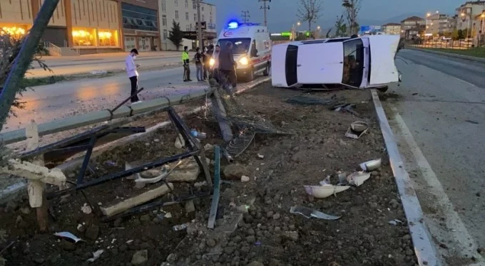 Kontrolü kaybetti! Bursa'da devrilen otomobildeki 2 kişi yaralandı!