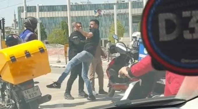 Tekme tokatlar havada uçuştu! Bursa'da motosikletli kuryeler birbirine girdi!