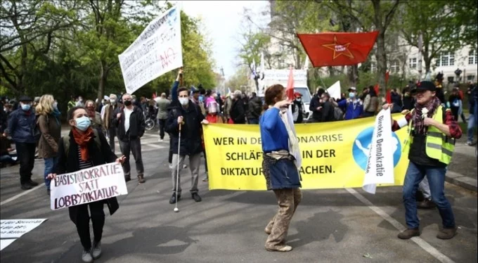 Alman hükümetinin salgınında izlediği politika protesto edildi!