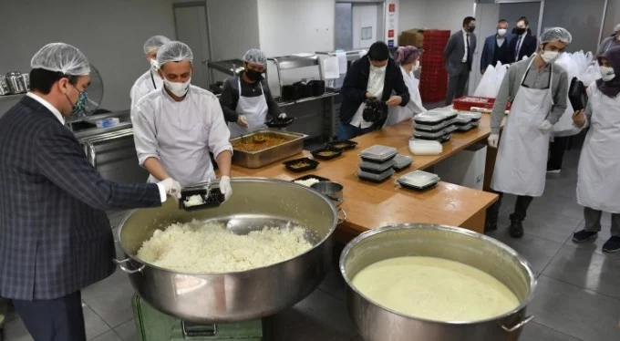 Başkan Dündar mutfağa girdi! Osmangazi'de günlük 2500 kişiye sıcak yemek!