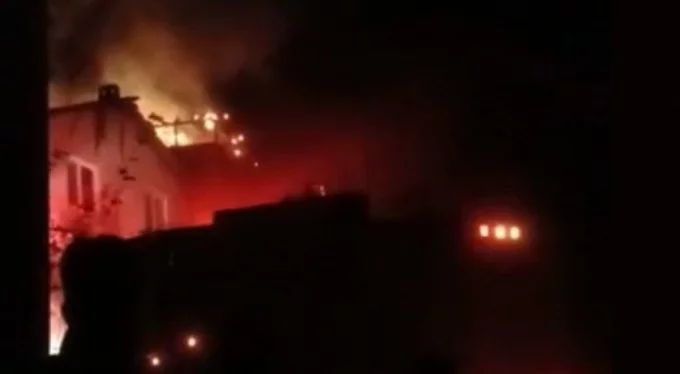 Bursa'da panik! 2 katlı binanın çatısı alev alev yandı!