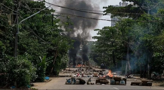 Myanmar'da darbe karşıtı silahlı grup, ordu ile çatıştı: 8 ölü!