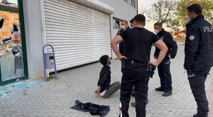 Kıskıvrak yakalandı! Bursa'da pazaryerinin camlarına taş atarak saldırdı!