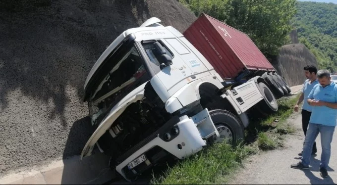 Tır kanala devrildi! Kaza Bursa-Ankara karayolunu trafiğe kapadı!