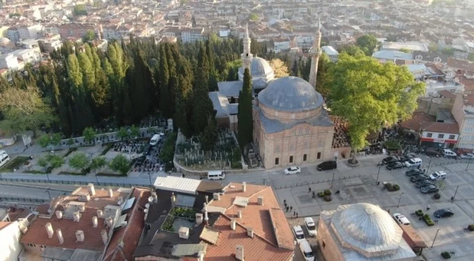 Bursa'da bayram heyecanı! 600 yıllık Emirsultan Camii doldu taştı!