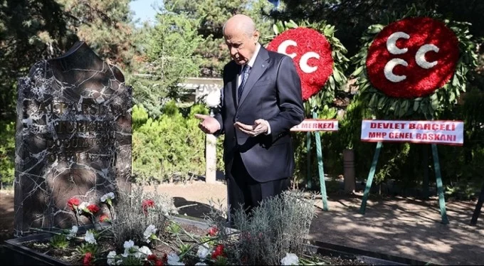 MHP Genel Başkanı Bahçeli, Alparslan Türkeş'in kabrini ziyaret etti!
