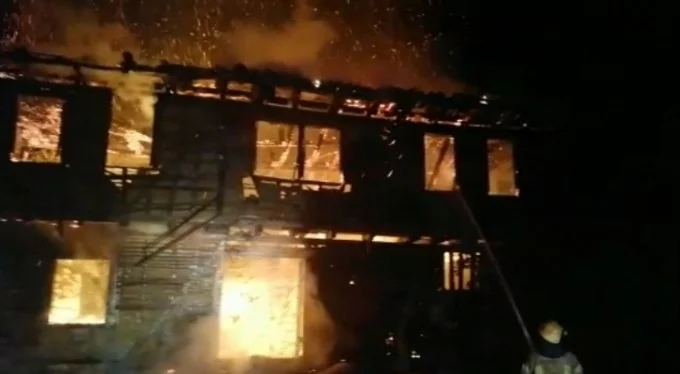Bursa'da yangın! 2 katlı ahşap bina küle döndü!