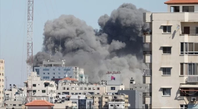 İsrail Gazze'de medya binasını vurdu!