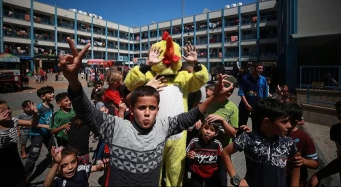 İsrail'in saldırıları sebebiyle Gazze'deki yüzlerce Filistinli okullara sığındı!