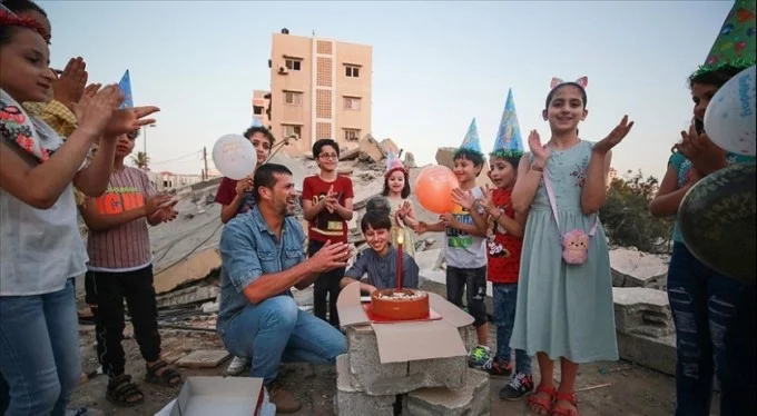 Gazzeli aile, evlerinin enkazında oğullarının doğum gününü kutladı!