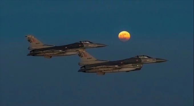Süper Ay, Türk savaş uçakları ile güzel bir görüntü oluşturdu!