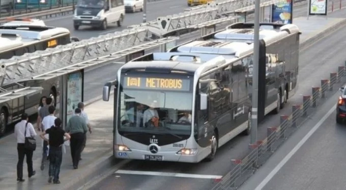 Metrobüs dış cephe alanları reklam için kiraya verilecek