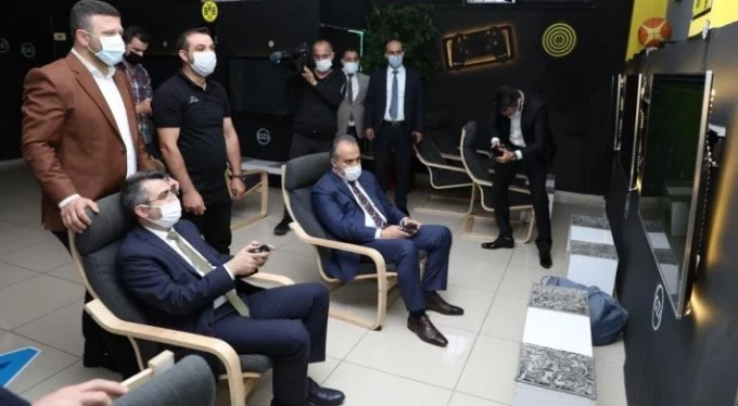 Bursa'da başkanlardan 'normalleşme' ziyareti! Playstation da oynadılar...